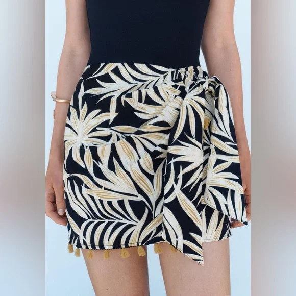 スカート S wrap flower skirt mini THEREDTHREAD Zara | Skirts | Zara Printed Wrap Mini Skirt | Poshmark